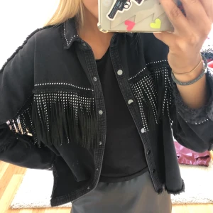 Jacka Zara - Superfin jacka från zara, jag har vanligtvis S men den sitter perfekt! Knappt använd