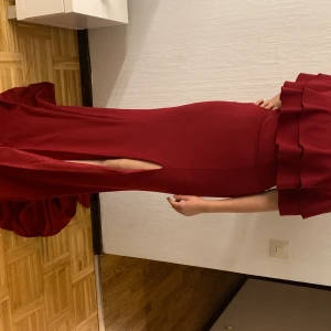 Röd festklänning från Dressroom Linné  - Köpte denna klänningen sommaren 2019 och har använt den endast en gång. Därför kommer jag inte få mer användning utav klänning och skulle därmed behöva sälja den. Jag har varken sytt i den eller något liknande, utan den är i väldigt bra skick. Köpte den för 4000 kr från Dressroom Linné i Göteborg. Buda på!