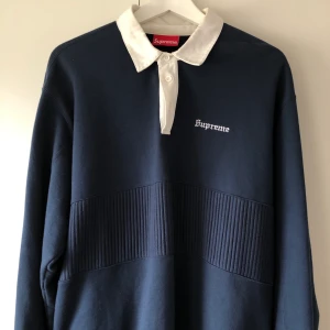 SUPREME RUGBYSHIRT  - Oversized Rugbyshirt från Supremes fw17 kollektion. Använd fåtal gånger, alltså är den som ny. Tröjan är normal i storlek men sitter också väldigt snyggt på den som har S/M också! Vid intresse kan fler bilder skickas.  Kvittot finns!  Storlek: XL  Nypris: 1400 Mitt pris: 750 + frakt