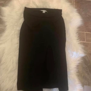 Nelly - Kjol från Nelly med slits . I mkt fint skick 😊 hämtas på plats eller skickas gratis 🥳