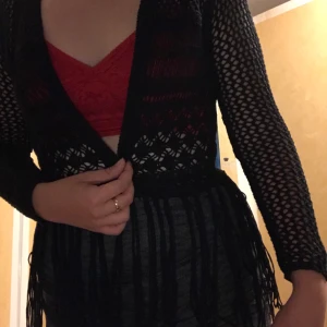 Stickad svart tröja strl S - Cool svart stickad tröja. Storlek Small. Använd en gång, i nyskick🖤 (frakt ingår ej)