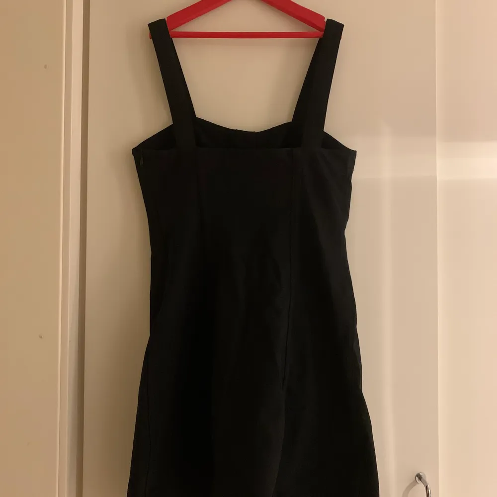 Oanvänd svart klänning från H&M. Storlek XS. . Klänningar.