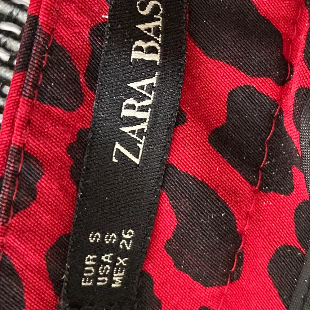 Coola röd svarta byxor från zara, dom är i storleken S. Frakten ingår redan i priset!♠️. Jeans & Byxor.