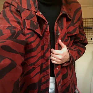 Skjortjacka, Zara - Snygg skjortjacka från Zara som tyvärr inte kommer till användning längre, är i gott skick. Sitter oversized på mig som normalt har strl M!