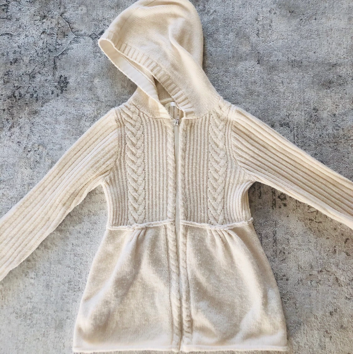 Gullig stickad luvtröja i strl XS - 90