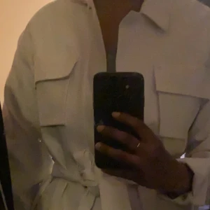 Jacka från missguided  - En snygg sommarjacka från missguided med bälte. Går även att bära utan bälte. Aldrig använd. 