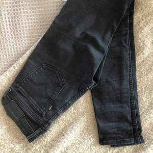 Svartgråa jeans från Levis i storlek 25! Modellen är 710 & heter super skinny. Fint skick! 