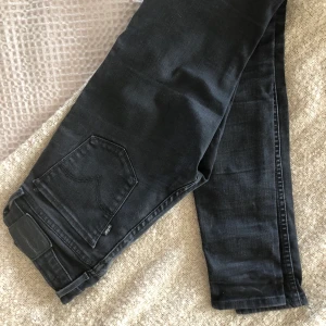 Levis 710 - Svartgråa jeans från Levis i storlek 25! Modellen är 710 & heter super skinny. Fint skick! 