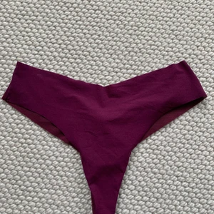Trosor - Säljer dessa vinröda trosor från Victoria Secret! ALDRIG använda, lappen och allt sitter kvar! Säljer pga för stora för mig! Pris: 60 kr. FRAKT TILLKOMMER💗🧚🏼