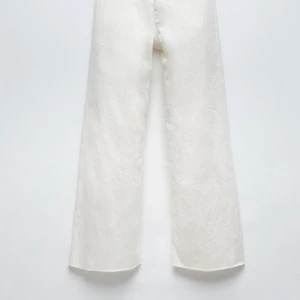 Zara jeans - Vita jättesnygga jeans från Zara. Storlek 36 och jättebra skick! Säljer för 200kr, nypris är 400kr