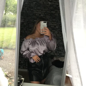 Lila blus - Fin lila off shoulder blus med puffiga ärmar. Fin både till vardags och festligheter. 