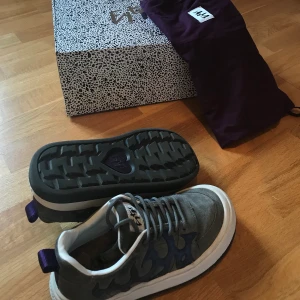 Eytys sonic  - Säljer dessa supersnygga Eytys skor i modellen sonic. Använd ett fåtal gånger mycket varsamt. Dustbag och låda medföljdes. Dem är i storlek 40 men jag som vanligtvis har 39 tycker dem passar perfekt. 
