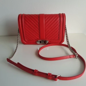 Rebecca Minkoff Love crossbody bag ❤ - Äkta Rebecca Minkoff läder axelbandsväska i nyskick. Ca. 20 cm bred, 14 cm hög. Ny pris ca. 2400kr. Köparen står för frakt! 