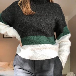Sampel tröja från House of Dagmar - Det här är en sampel vilket betyder att det bara finns en av den! Jätteskön på vinter har kommit till mycket användning! Väldigt bra kvalite och har hållt länge! Köparen står för frakt :)
