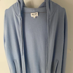 Intressekoll på min fina soft goat sip up🐳 - Intressekoll på denna fina kofta i 100% chasmire från soft goat. Jätte söt ljus blå färg💕 Endast använd 1 gång så i bra skick! 