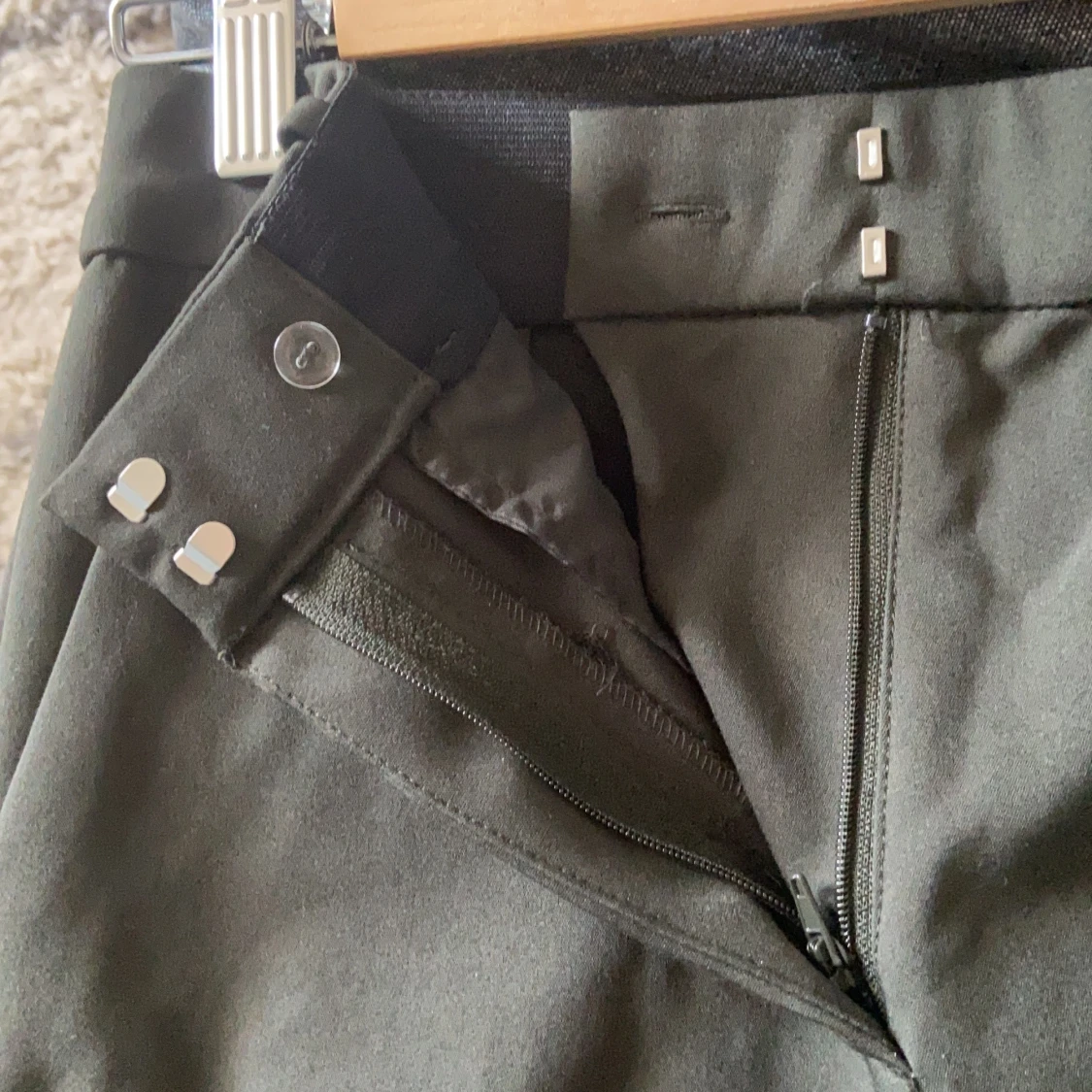 Oanvända mörkgröna kostymbyxor - 91