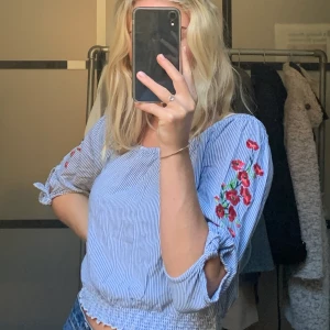 Hollister topp - Så söt topp med blommor från hollister. Kan mötas upp i Stockholms innerstad eller frakta 🥰💕