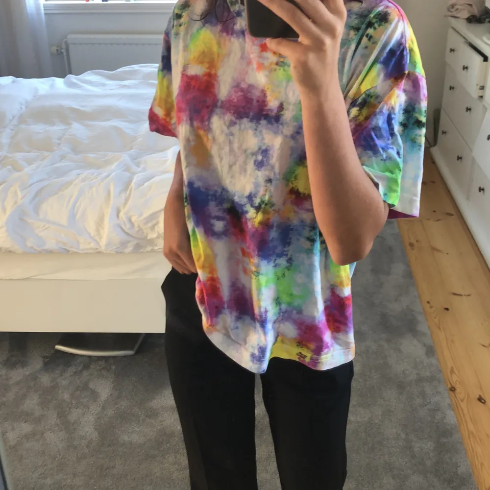 Tie dye T-shirt, köpt från Monki. Andvänd fåtal gånger men i fint skick. Passar bra för mig som är S men även större storlekar. Nypris ca 250kr. T-shirts.