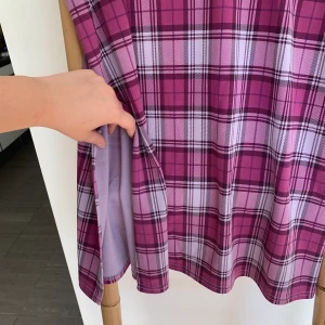 Lila rutig kjol - Den är storlek L men är extremt mjuk så kan bäras av fler storlekar beroende på om man vill ha den lössittande eller tight💜 frakt tillkommer