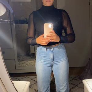 Mesh tröja boohoo - Säljer denna blus från boohoo med puffiga mesh armar då jag köpte i fel storlek, aldrig använd, endast provad  