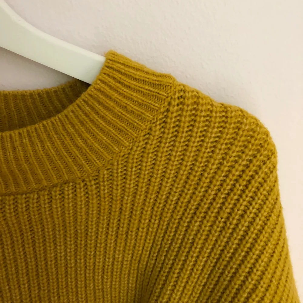 En fin gul stickad tröja från hm, knappt använd. I bra skick. Säljer pga används inte längre. . Stickat.