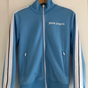 Palm Angels tracktop - Säljer min Palm Angels Tracktop i den eftersökta färgen baby blue. Den är sparsamt använd och i mycket fint skick, inga flaws eller liknande(cond 8/10). sätter bin på 3600. Pm för mer info😇 Från början köpt av haiendoshop. Ledande bud:3000