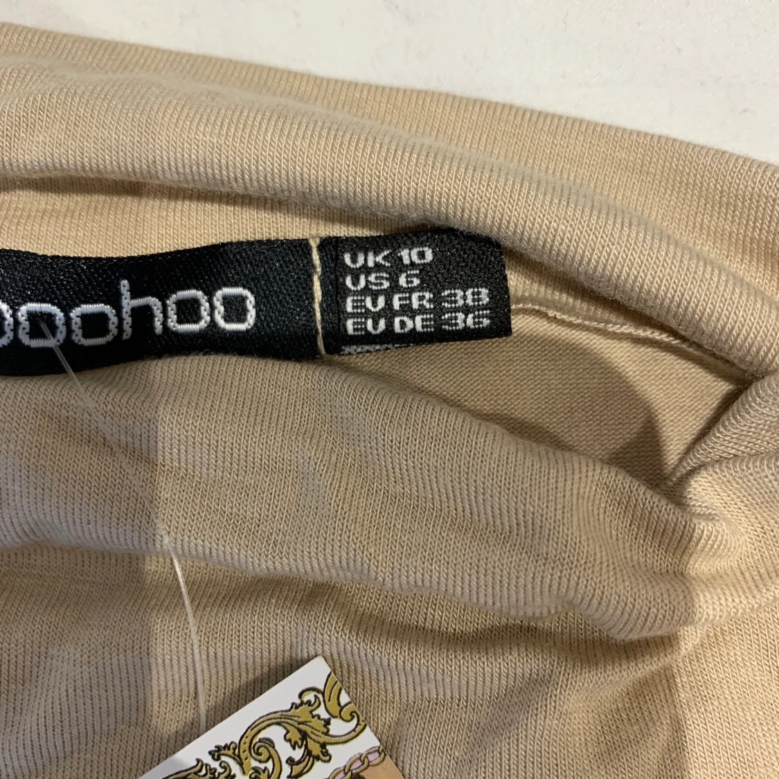 Snygg croptop i camel färg från BooHoo - 91