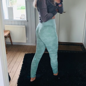 Träningstights - Snygga träningstights säljes. Väldigt sköna, stretchiga och högmidjade. Är i storlek m och passar s/m. Tjockt tyg. Väldigt lika gymshark💕 Enbart testade