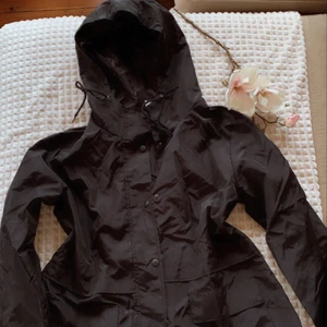 Regnjacka - Helt ny regnjacka säljes passar M/L unisex. Säljes pga fel storlek