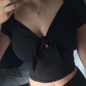 Tröja med knut - •en tröja från shein med en knut i mitten som du själv kan knyta🥰 aldrig avtänd!!