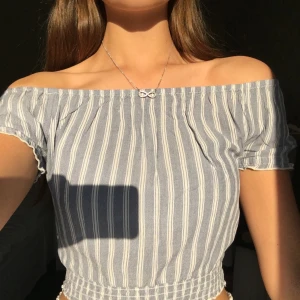 Randig Topp - Säljer denna supervackra topp från Hollister. (man ser dock it nånstans på toppen att den är därifrån). Storlek XS, säljer pga för liten och använder aldrig💖 