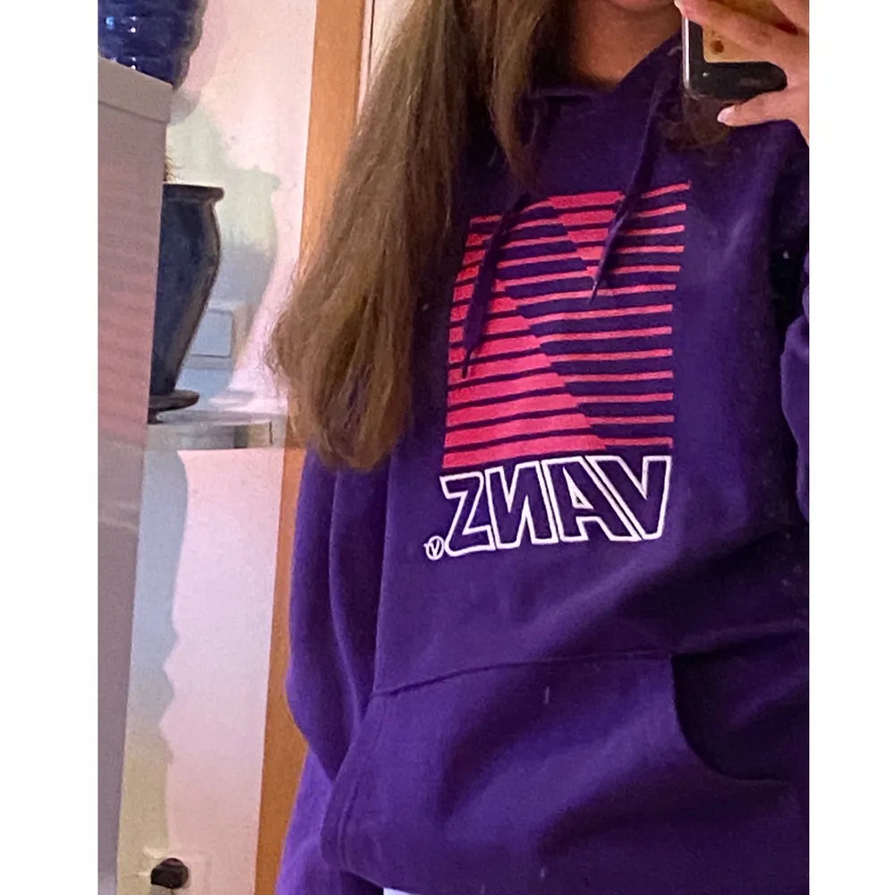 En as ball lila vans hoodie som sitter lite oversized och är extremt skön, den har även en detalj på luvan med texten ”off the Wall” endast använd 1 gång då den inte är riktigt min stil💜✨. Hoodies.