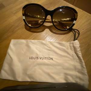 Säljer mina Louis Vuitton-solglasögon, inköpta 2015 men använda max 5 gånger. Fritt fram att buda i kommentarerna.