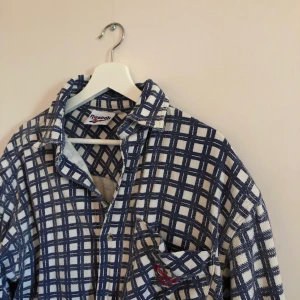 Reebok skjorta/jacka  - Säljer nu min jacka från reebok om jag får ett bra bud! Perfekt skick, retro look. Storlek M, lite längre i modellen. Jag har storlek S och den här sitter perfekt oversized på mig. Kan skicka fler bilder om så önskas. 