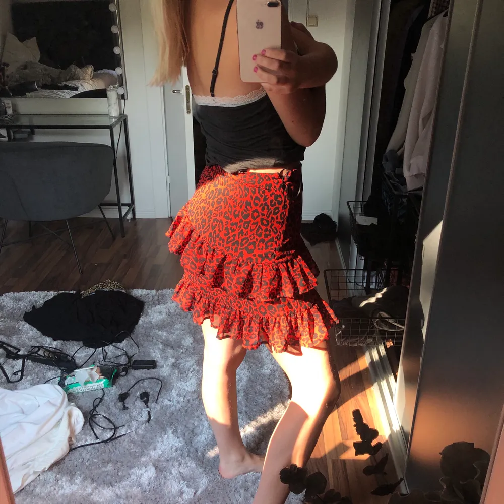 Super söt och fin volang kjol i röd leopard mönster❤️❤️🐆köpt på bikbok i storlek S. Kjolar.