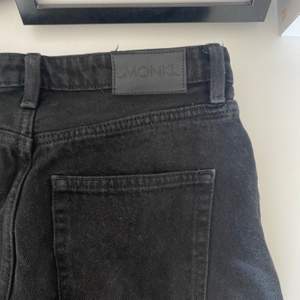 Säljer mina svarta raka jeans från Monki pga för små! De är ej använda jättemycket då de redan var små när jag köpte dem! Superfina och jättesköna jeans verkligen!  EDIT: Då flera är intresserade av byxorna blir det budgivning. Högsta nu:110kr