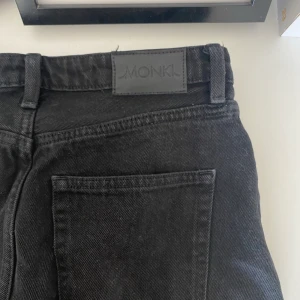 Raka Monki jeans - Säljer mina svarta raka jeans från Monki pga för små! De är ej använda jättemycket då de redan var små när jag köpte dem! Superfina och jättesköna jeans verkligen!  EDIT: Då flera är intresserade av byxorna blir det budgivning. Högsta nu:110kr