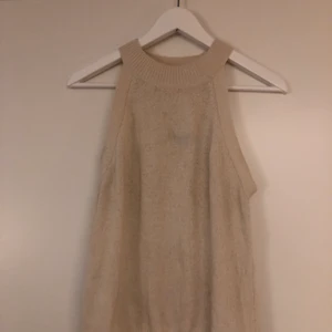 Stickad linne  - Ett stickat linne från Mango. Använt några gånger. Frakt tillkommer 