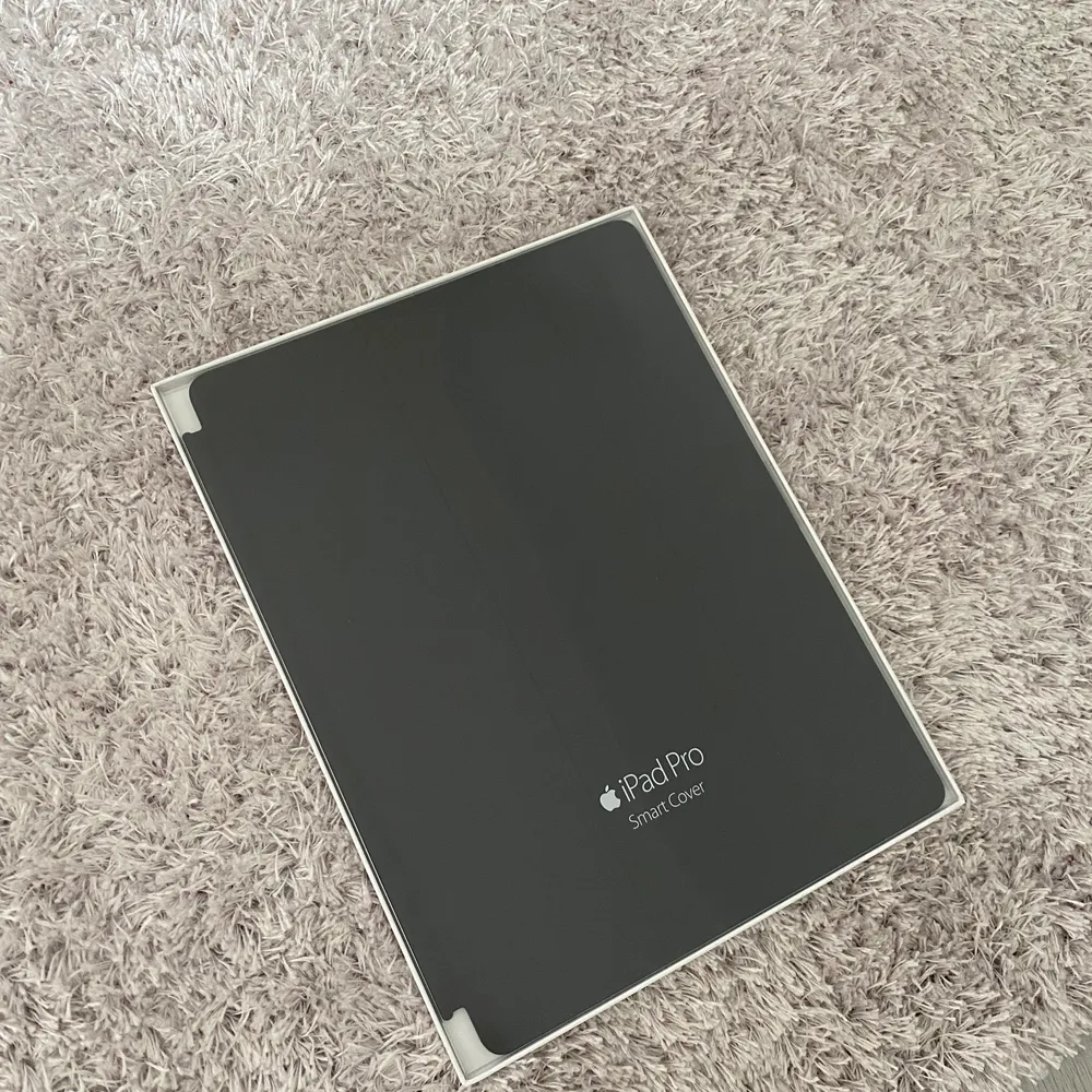 Brand new apple smart case for IPad Pro, charcoal grey (price can be discussed) . Accessoarer.