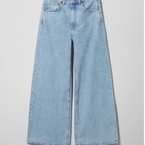 Weekdayjeans modell Ace  - Ljusblå, vida jeans från weekday! Använt endast en gång och är i väldigt bra skick. Köpte dom för 500kr💗 jag är drygt 170cm lång och byxorna går ner till mina fötter, säljer pågrund av har flera liknande jeans! Bara att skriva vid intresse eller om du har någon fråga! Köparen står för frakten (60kr) storleken är 25/32 