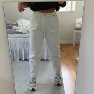  - Vita ankle jeans från chiquelle, aldrig använda endast testade två gånger. Även dessa kommer tyvärr inte till användning, sitter perfekt i midjan. Kontakta för mer info💕köparen står för frakt