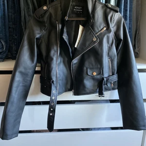 FashionNova skinnjacka - Storlek M Jätte fin jacka i fejk skinn. Köpte från fashionnova, var tyvärr för stor för mig. Har bara provat, alla lappar kvar. 