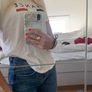 Tshirt - Tshirt med tryck och endast använd 2 gånger. Buda från 50kr💘kund står för frakten men kan även mötas upp i umeå. 🦋🥰