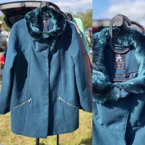 Höstkappa i jättebra skick🌾 - Höstkappa i jättebra skick🌾 ✨Knappt använd, mycket bra skick ✨Strl 34(passar Xs/S) ✨Superfin färg ✨100 kr 🚭Djurfritt och rökfritt hem 📍Kan mötes upp i Mölnlycke 📦Kan skickas mot fraktkostnad