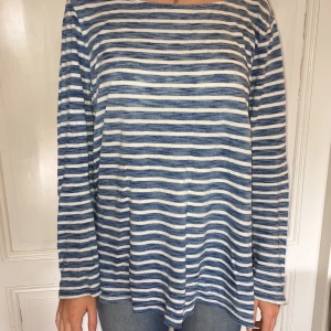 H&M topp - Superskön blå vit randig topp. Välanvänd. Perfekt till segling, pyjamas, mys