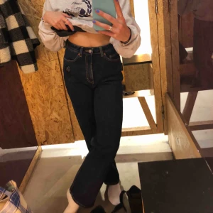  - Säljer mina favorit jeans från Weekday i modellen row för att det tyvärr har blivit för små :( Det är i storlek 25/30, mörkblåa och är i super fint skick! Kan mötas upp, köparen står för frakt :) 