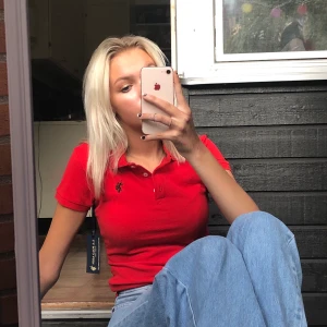 U.S polo assn piké  - Jättefin röd piké ifrån U.S polo assn! Köpt i en butik i usa, new work! Är i jättebra skick, har aldrig använt den därav prislappen som sitter kvar! (Ord pris ungefär 400kr) ❤️