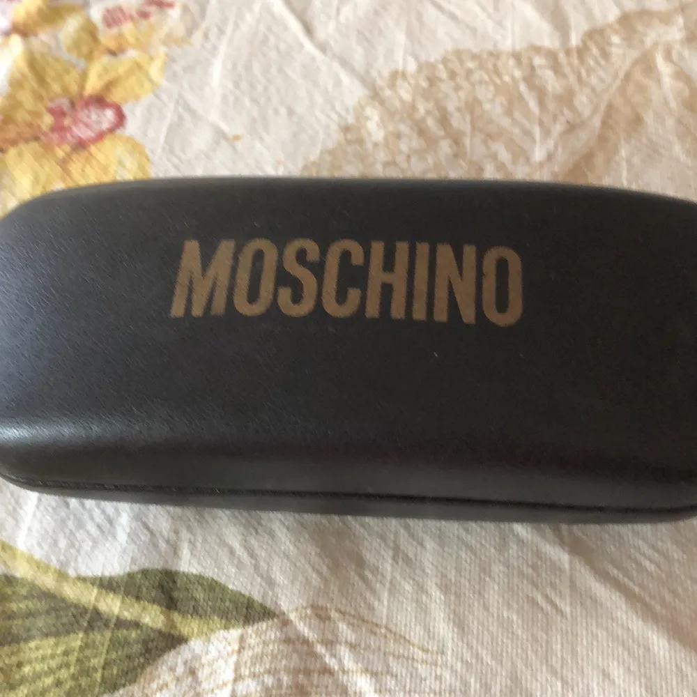 Vintage Moschino i fint skick. 100% uv skydd och brunt synkomfortabelt glas. Fodral medföljer.. Accessoarer.