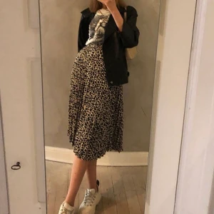 Plisserad kjol  - Pisssnygg plisserad kjol från Stradivarius i storlek M. Leopardmönstrad och passar fan till allt älskar den men använder ej smh! Fraktkostnad tillkommer eller hämtas upp på Södermalm!🥰