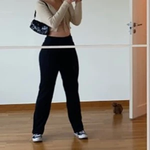 Svarta vidakostymbyxor  - Vida byxor i svart tyg. Prislappen kvar, endast använda när jag testat dem! Köpta för 399. Vid frågor kontakta mig💕 högsta bud: 140 kr+frakt